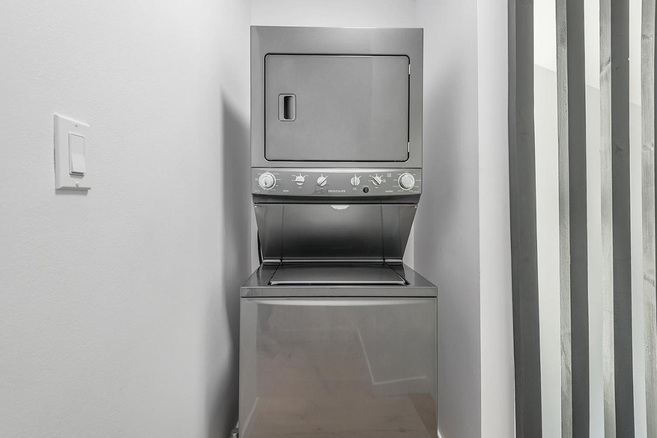 Free Parking Prime Location New Modern Condo Броссар Екстер'єр фото